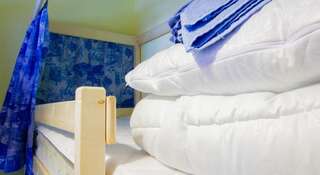 Гостиница Ethnomir Hostel Kruiz Петрово Односпальная кровать в общем номере для мужчин и женщин-4